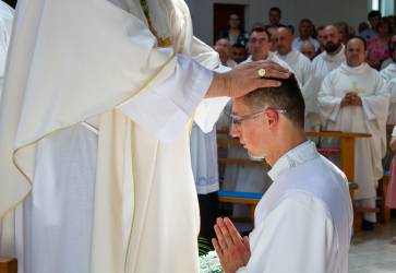 V Kostole sv. Vincenta de Paul trnavsk arcibiskup Jn Orosch vysvtil za kazov Patrika Boreckho, CM, a Petra Majerka, CM (na snmke). Snmka Andrej Mjartan