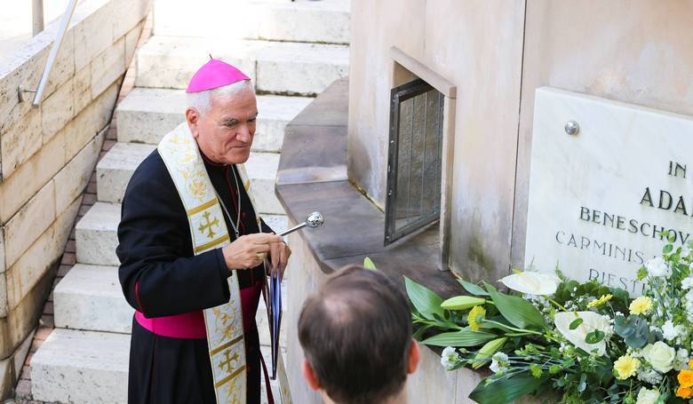 Apotolsk nuncius poehnal prame v Pieanoch