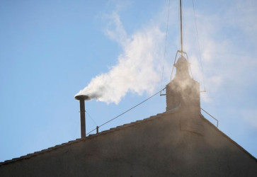 spen vobu oznmil biely dym nad Sixtnskou kaplnkou krtko po 18.00. Snmka: profimedia.sk