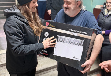 Deleg�cia Slovenskej katol�ckej charity sa vydala do takmer zabudnut�ch ukrajinsk�ch dediniek, pribli�ne 120 kilometrov od Charkova. Na Ukrajinu priviezli aj ohrieva�e do domu pre nevidiacich. Sn�mka: arch�v SKCH