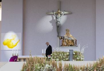 Hlavn oltr s milostivou sochou Sedembolestnej Panny Mrie Snmka: Peter Slovk