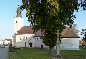 Veda farskho Kostola sv. Albety Uhorskej sa nachdza vzcna Kaplnka sv. Anny z 13. storoia. Snmka: Peter Slovk
