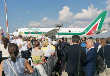 Lietadlo so Svtm Otcom tesne po pristt na bratislavskom letisku. Snmka: Jn Lauko