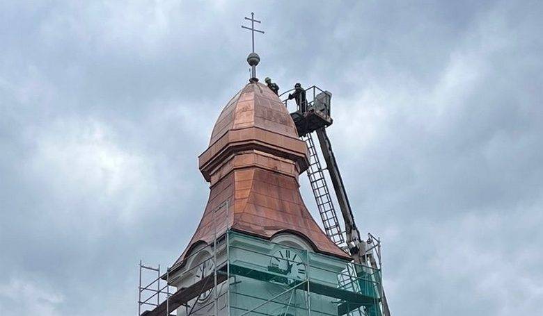 Na veu kostola v Krsne osadili nov helmicu