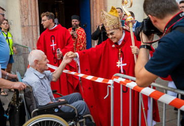 Taliansky kardinl si s veriacimi dobre rozumel.