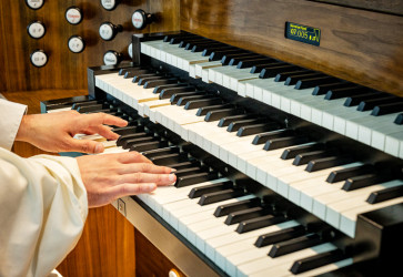 Ke organista stla klvesu, cez zloit sstavu mechanickch ahiel sa otvor ventil na vzdunici, ktor vpust vzduch do p횝aly. Snmka: Erika Litvkov