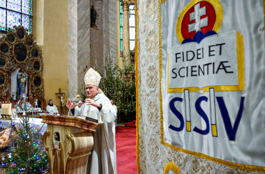 Apo�tolsk� nuncius Nicola Girasoli nieko�kokr�t po�akoval Spolku sv�t�ho Vojtecha. Sn�mka: Erika Litv�kov�