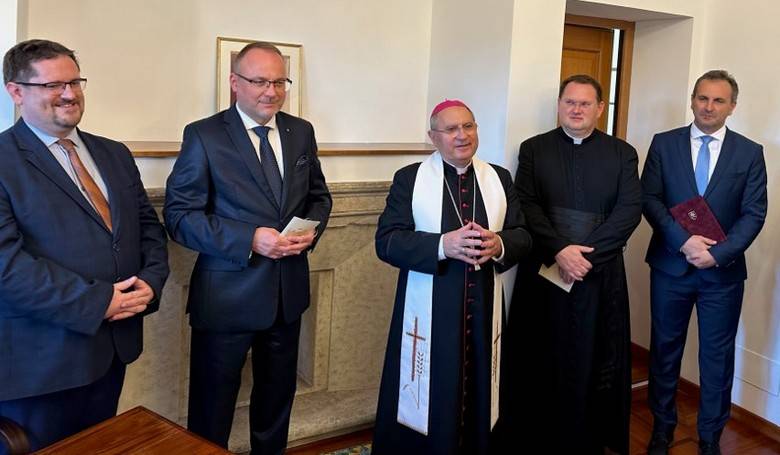 Arcibiskup Bober poehnal priestory Slovenskho historickho stavu v Rme