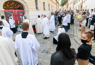 Tradin slvnostn eucharistick procesia so zastaveniami viedla Kapitulskou ulicou, na ktorej sdlia aj Katolcke noviny. Snmka: Erika Litvkov