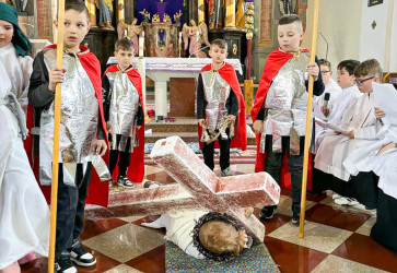 V obci �imhov� pripravili v P�stnom obdob� �iaci miestnej z�kladnej a materskej �koly pre farn�kov hran� kr�ov� cestu. Sn�mka: L�dia �tevuliakov�