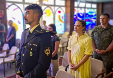 V kaplnke Vojenskej farnosti svtej Jany z Arku v Akadmii Ozbrojench sl SR v Liptovskom Mikuli kadet a vojak 2. stupa Marek Schnierer 30. jna prijal sviatos prvho svtho prijmania. Snmka: Pavol Vitko