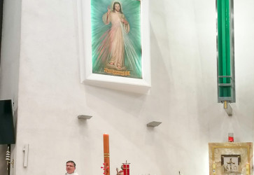 V diec�znej Sv�tyni Bo�ieho milosrdenstva v Smi�anoch sa v prv� m�jov� de� uskuto�nila sl�vnos�, na ktorej boli pr�tomn� aj p�tnici z �eska a Chorv�tska. Sn�mka: Jozef Sendrej