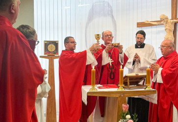 V Stredoslovenskom stave srdcovch a cievnych chorb v Banskej Bystrici slvnostne otvorili prv verejn kaplnku zasvten blahoslavenmu Jnovi Havlkovi. Eucharistii predsedal biskup Marin Chovanec (v strede). Snmka: Katarna Iskrov