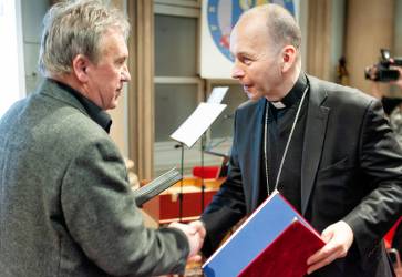 Frantiek Horniak a pomocn biskup Jozef Hako (vpravo).  