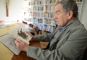 Miroslav Cipr so svojm dennkom, ktor ukazuje, ako sa rodili ilustrcie k Faustovi. Snmka: Erika Litvkov