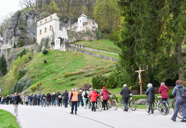Pri pr�le�itosti sviatku Bo�ieho milosrdenstva sa v nede�u 12. apr�la v diec�znej Sv�tyni sv. Andreja Svorada a Be�adika na Skalke pri Tren��ne konala tradi�n� diec�zna p�� k Bo�iemu milosrdenstvu. Sn�mka: Tibor Ujlack�