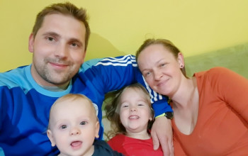 Bat�rie nab�jam v pr�rode, v bl�zkosti kostola