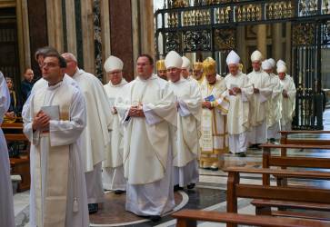 Prchod biskupov na liturgiu v Bazilike Santa Maria Maggiore. Snmka: Barbora Kullaov 