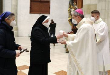 Vdy nm treba znovu akova za dar zasvtenho ivota, uviedol arcibiskup Zvolensk v homlii. Snmka: Peter Zimen