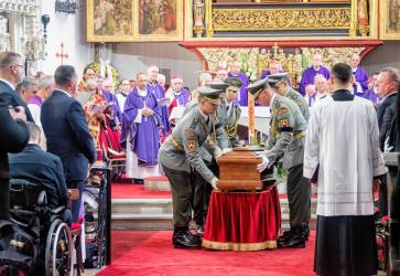 Po kondolencich preniesla estn str rakvu s pozostatkami zosnulho kardinla do bonej kaplnky. Snmka: Anna Stankayov