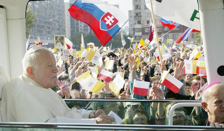 Slovensk nrod objmal srdcom