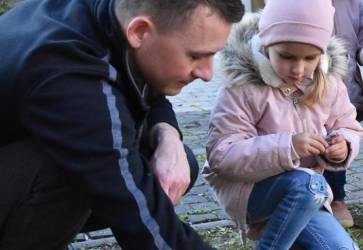 Pred kostolom spolone vysadili viac ako tisc tulipnovch cibuliek. Snmka: archv farnosti Teplick-Krovnej rodiny