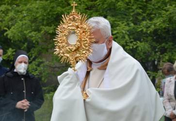 Biskup Stolrik pri procesii v Roave. Snmka: tefan Vaclavik