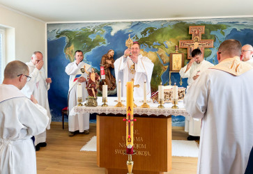 V Centre v�cviku Le�� otvoril Ordinari�t Ozbrojen�ch s�l a ozbrojen�ch zborov SR Rok sv�t�ho Franti�ka. Sv�t� om�u sl�vil biskup Pavol �ajgal�k. Sn�mka: arch�v Ordinari�tu OS a OZ SR