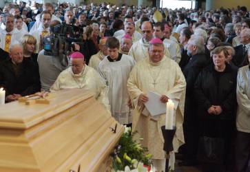 V de pohrebu biskupa Hnilicu sa Katedrla sv. Jna Krstitea v Trnave a najm presbytrium zaplnili do poslednho miesta. Snmka: Peter Zimen.