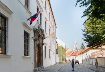 V uliciach Bratislavy-Starho Mesta ste u v nedeu 12. septembra popoludn mohli vidie na budovch zstavy Vatiknu a Slovenskej republiky. Snmka: Erika Litvkov