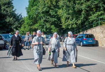 Na p prili okrem laickej verejnosti aj mnoh zstupcovia rehol a zasvtench profesi, aby strvili nedeu v komunite so vetkmi veriacimi. Snmka: Barbora Kullaov