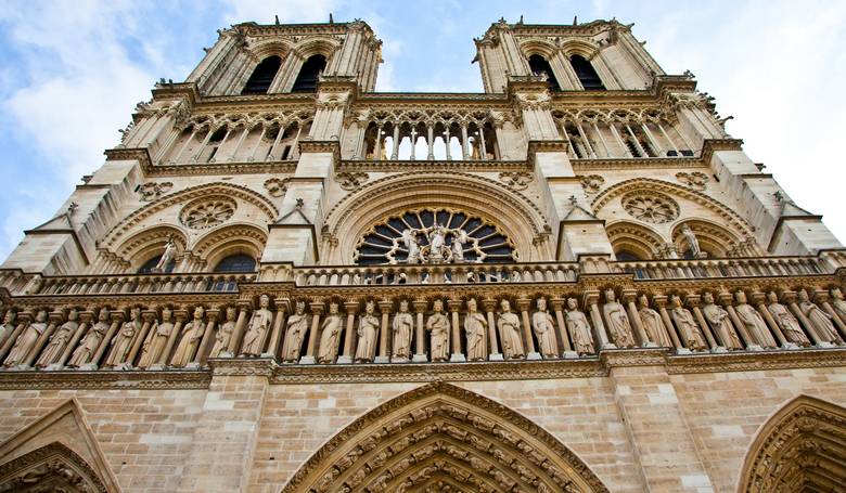 Na obnovu Notre-Dame prispelo 350-tisc ud