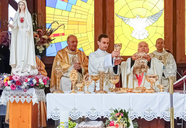 Hlavnm celebrantom svtej ome jubilejnej pte 17. mja na Butkove bol apotolsk nuncius Nicola GirasoliS (druh zava) Snmka: Lvia Dvorsk