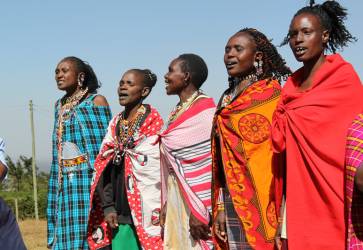 Masajsk eny nm dali masajsk men a zahrnuli ns svojimi farebnmi korlikmi. Snmka: Zuzana Hallov