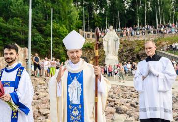 Svt omu pre ptnikov slil bratislavsk pomocn biskup Jozef Hako. Snmka: Jn echovsk