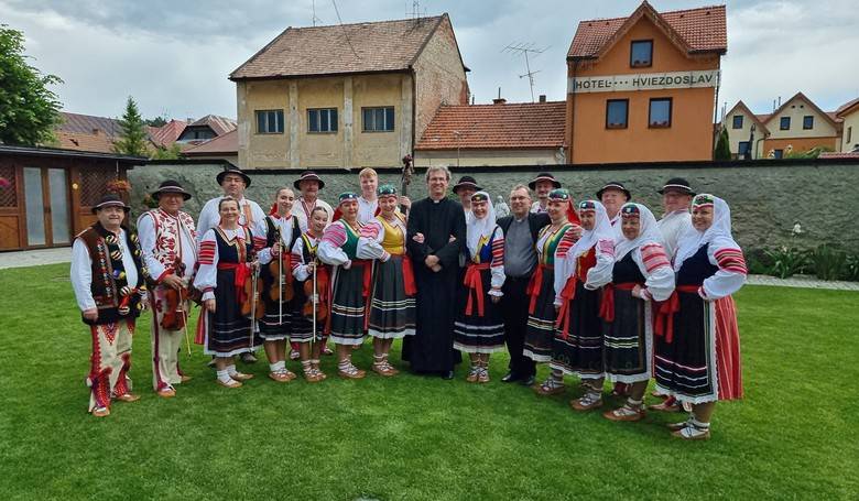 V Kemarku sa modlili za otcov, ako darek dostali skrutkova