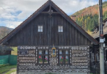 Ma�ovan� domy robia z obce skvost �udovej architekt�ry. Sn�mka: L�via Dvorsk� 