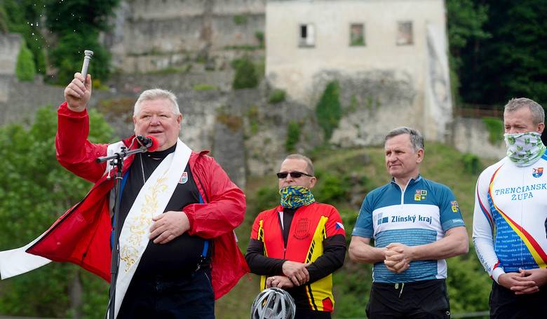 Koko ruencov sa d pomodli na bicykli