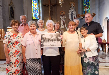 Piateho jna 1955 v Kostole Panny Mrie Ruencovej v Dubovej pri Modre prijalo prv svt prijmanie 24 det. Vroie si pripomenuli po sedemdesiatich rokoch.  Snmka: Terzia Moravkov