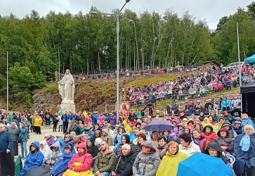 Priaznivcov a lenov Rodiny Nepokvrnenej neodradilo ani dadiv poasie. Snmka: Lvia Dvorsk