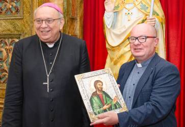 Mons. Jn Orosch (vavo) daroval riaditeovi SSV Ivanovi ulkovi ikonu sv. Jna Krstitea, patrna Trnavskej arcidieczy. Snmka: Erika Litvkov