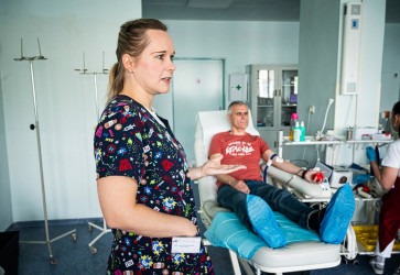 Ruinovsk odbern centrum NTS vedie primrka Katarna Kusendov, ktor dohliada na cel proces. Editor Marin pacai v duchu mysl na tch, ktor krv potrebuj. Snmka: Erika Litvkov
