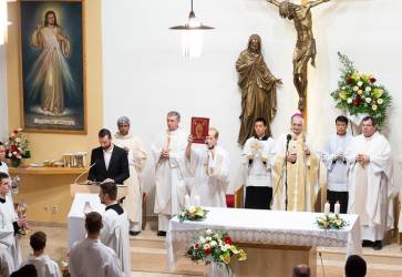 Jubileum otvorili slvnosou v Kostole sv. Arnolda Janssena v bratislavskej Petralke. Snmka: KN/Erika Litvkov