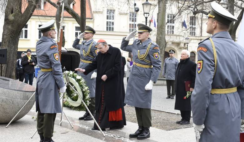 Kardinl Kurt Koch poloil veniec k pamtnku sviekovej manifestcie