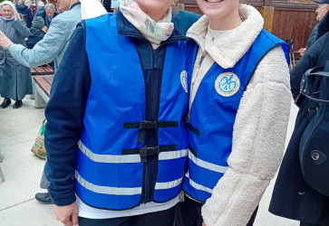lenky Rodiny Nepokvrnenej Mria (vavo) a Veronika (vpravo) pomhali pri organizcii pte. Snmka: Lvia Dvorsk