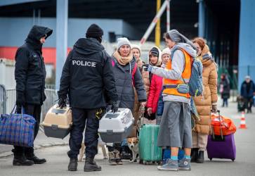 Dobrovonci pomhaj na slovensko- -ukrajinskom hraninom priechode vo Vynom Nemeckom. Snmka: profimedia.sk