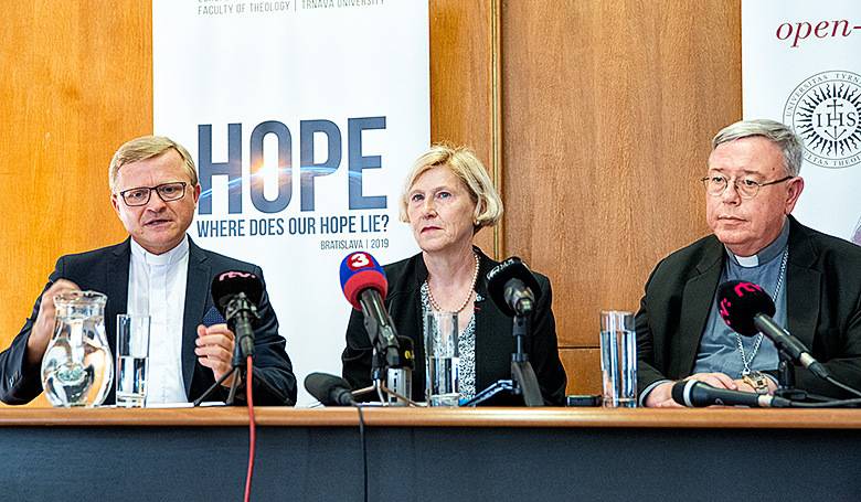 Bratislava privtala svetovch teolgov