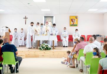 Slvnostn svt omu v kolskej jedlni slvil bratislavsk arcibiskup Stanislav Zvolensk. Snmka: Jn Lauko