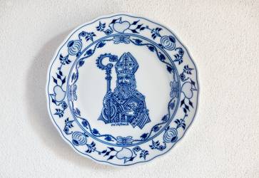 Motv ciprovskej ilustrcie svtho Vojtecha sa dostal aj na takzvan cibulkov tanier. Snmka: Erika Litvkov