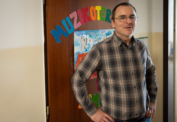 Vychovvate Tom Kollr hovor, e muzikoterapia u spolupracova s ostatnmi. Snmka: Erika Litvkov 